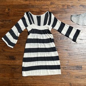 Express women’s size M.